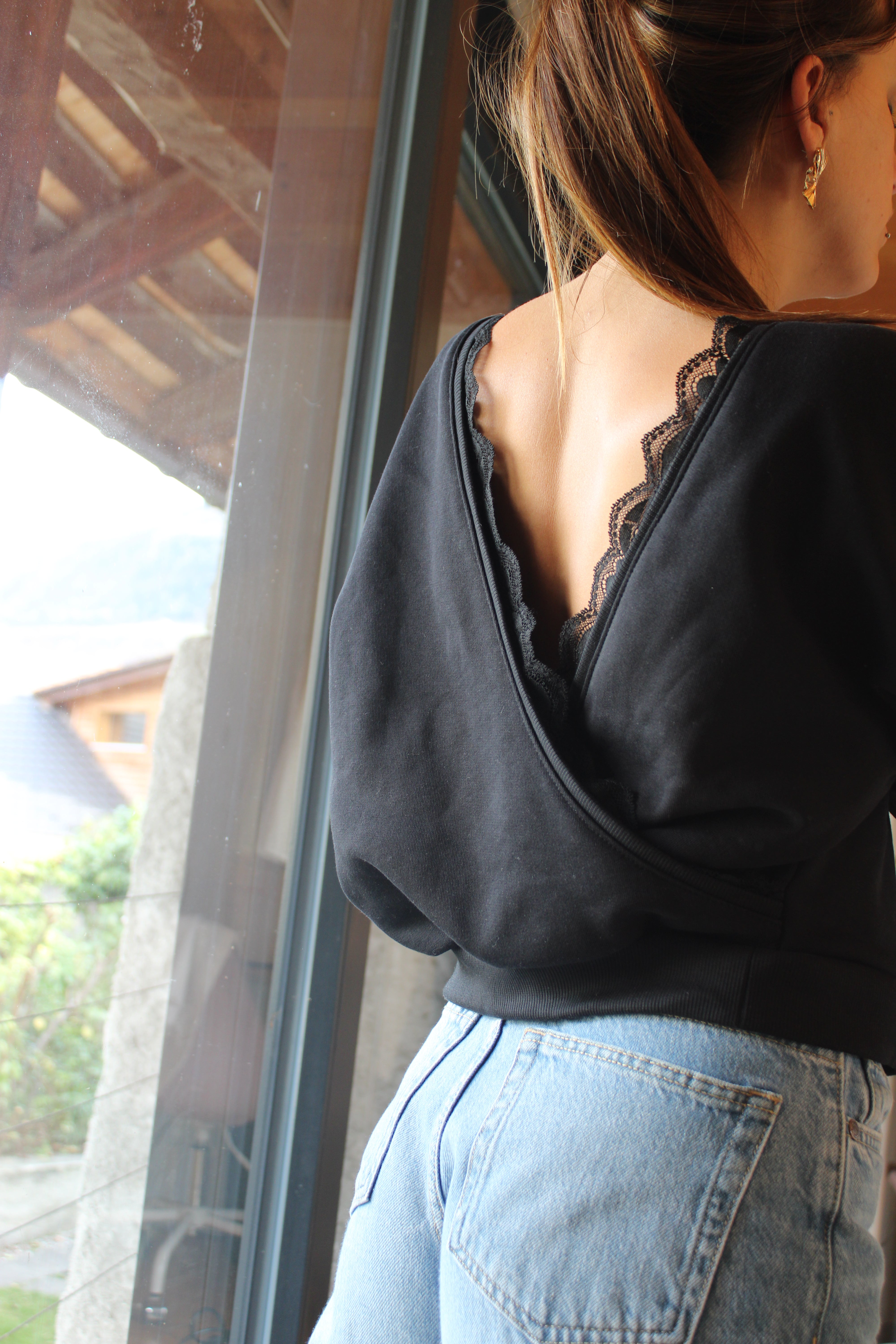 Tim noir avec dentelle