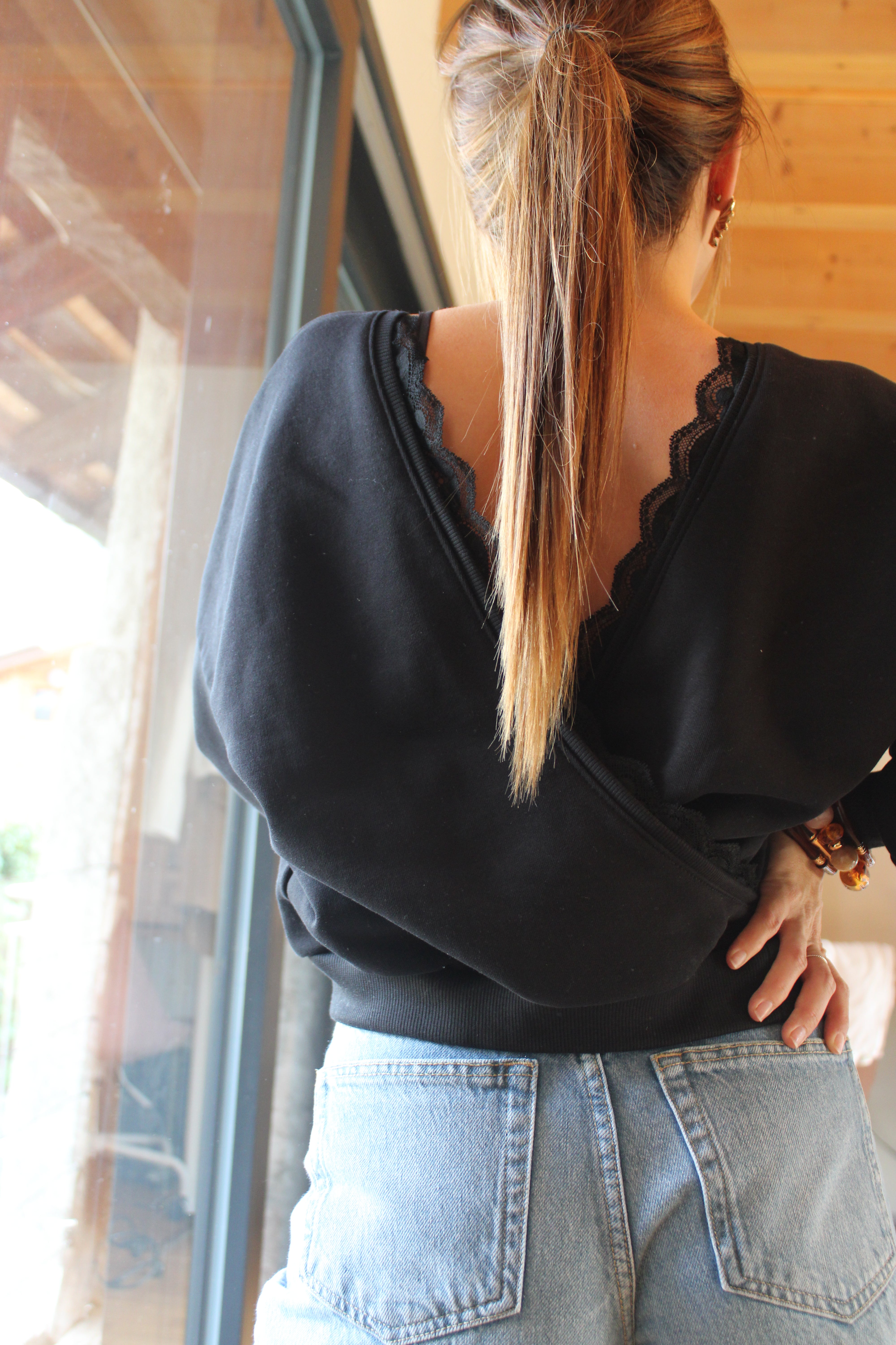 Tim noir avec dentelle